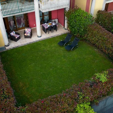 Oleandro Apartment - Featuring A Private Garden And Access To 5 Pools Дезенцано-дель-Гарда Экстерьер фото
