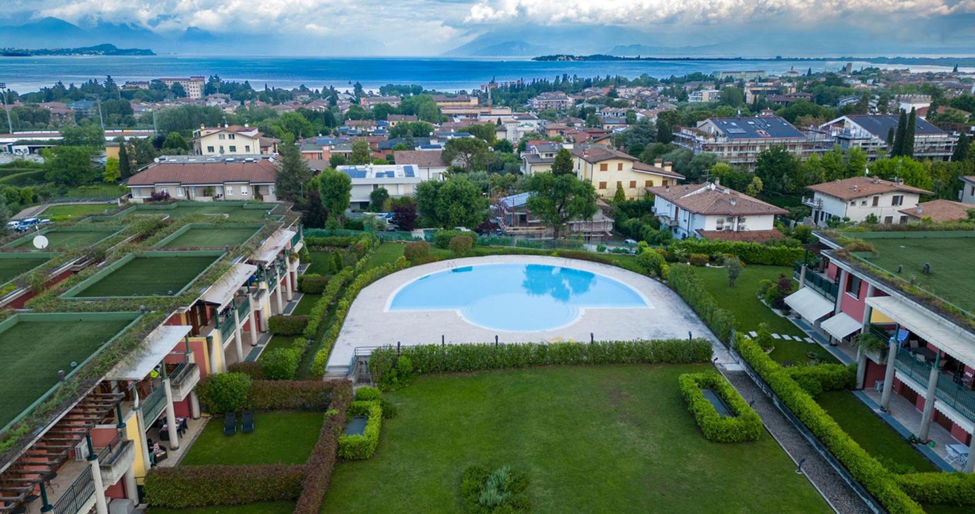 Oleandro Apartment - Featuring A Private Garden And Access To 5 Pools Дезенцано-дель-Гарда Экстерьер фото