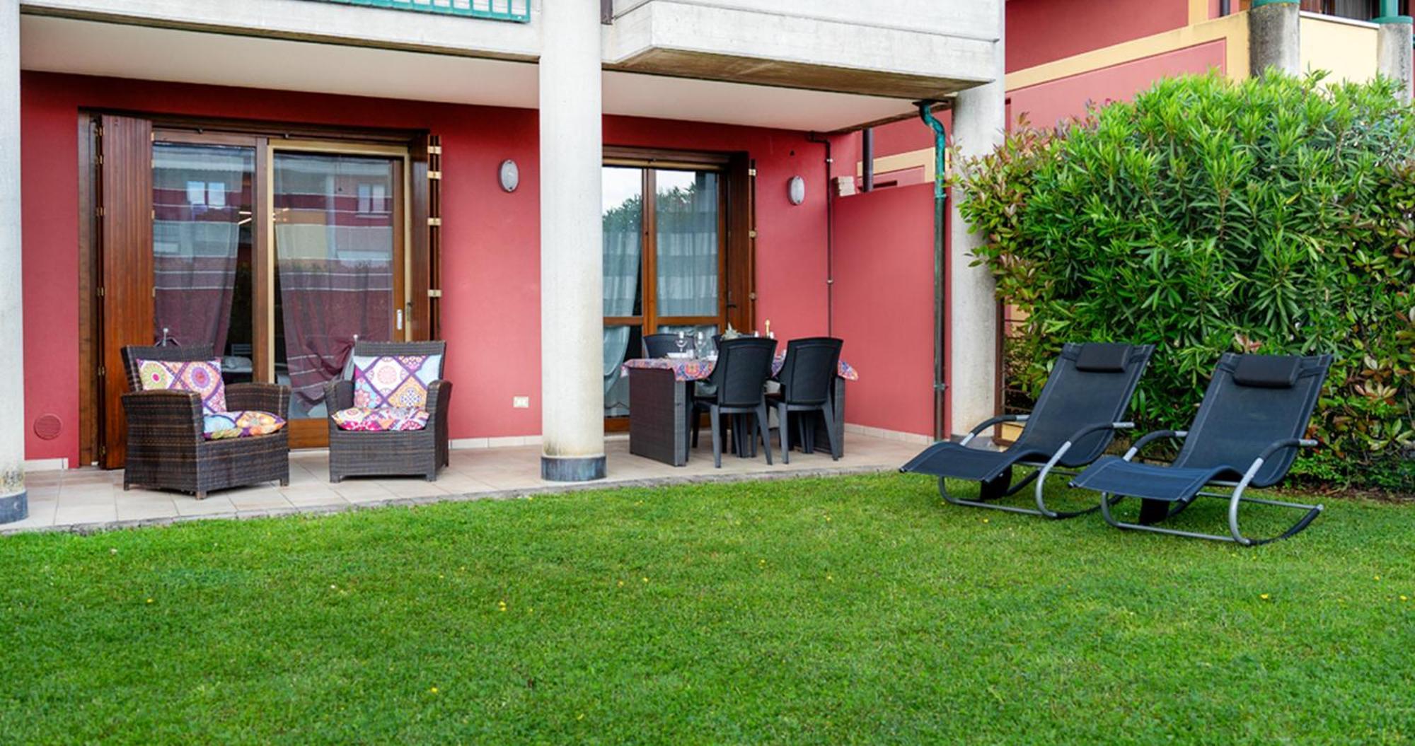Oleandro Apartment - Featuring A Private Garden And Access To 5 Pools Дезенцано-дель-Гарда Экстерьер фото